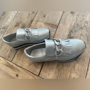 Like new Coconuts by Matisse Bess Shoe in silver sz 6. Only worn once or twice.